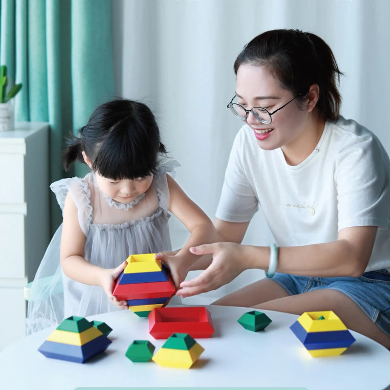 jeu de construction stimuler le toucher des enfants.