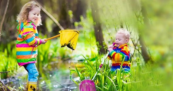 Comment nettoyer un jouet en bois : guide de nettoyage doux pour enfant
